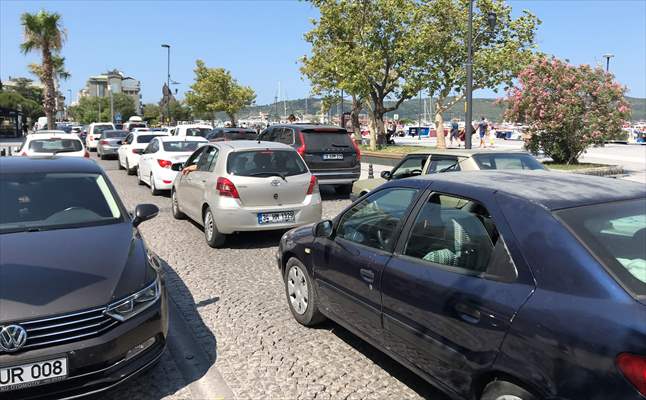 Çanakkale'deki feribot iskelelerinde tatilcilerin dönüş yoğunluğu erken başladı