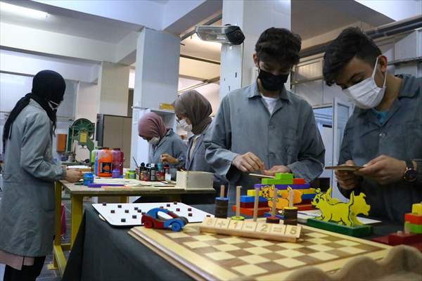 Eski ahşap sıralar şehit çocukları ve "özel çocuklar" için oyuncağa dönüştürülüyor