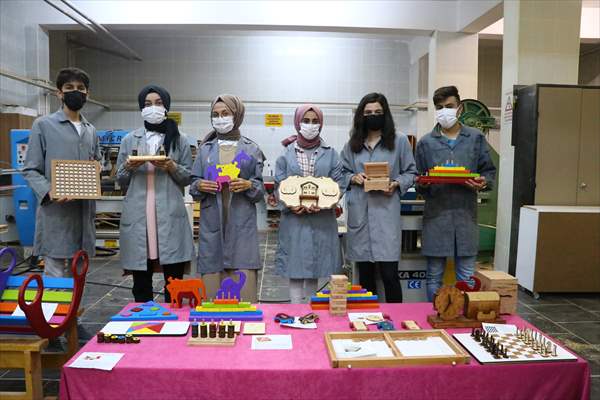 Eski ahşap sıralar şehit çocukları ve "özel çocuklar" için oyuncağa dönüştürülüyor