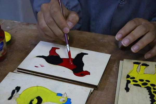 Eski ahşap sıralar şehit çocukları ve "özel çocuklar" için oyuncağa dönüştürülüyor