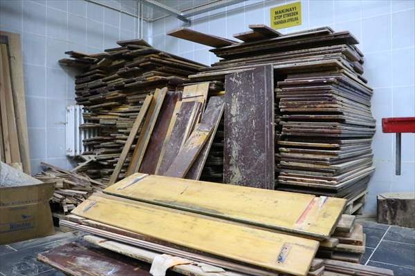 Eski ahşap sıralar şehit çocukları ve "özel çocuklar" için oyuncağa dönüştürülüyor