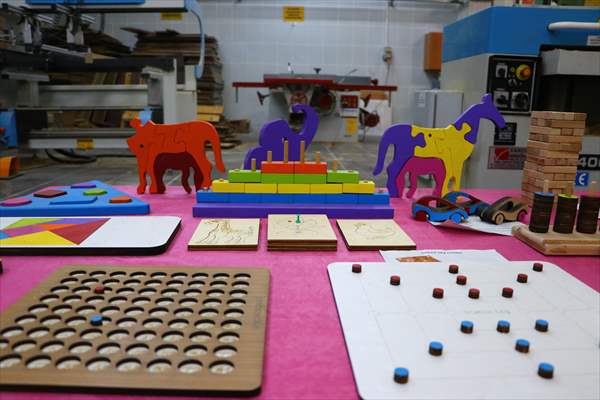 Eski ahşap sıralar şehit çocukları ve "özel çocuklar" için oyuncağa dönüştürülüyor