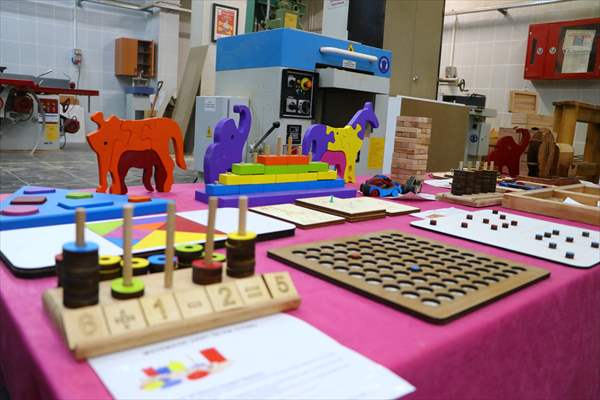 Eski ahşap sıralar şehit çocukları ve "özel çocuklar" için oyuncağa dönüştürülüyor