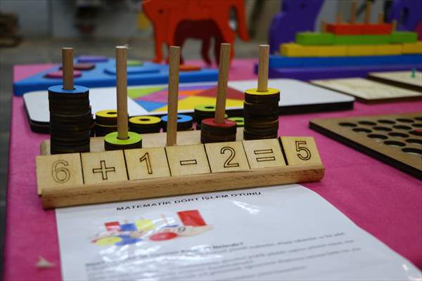 Eski ahşap sıralar şehit çocukları ve "özel çocuklar" için oyuncağa dönüştürülüyor