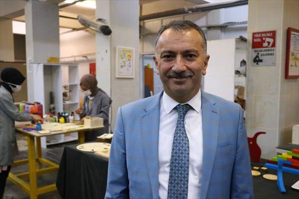 Eski ahşap sıralar şehit çocukları ve "özel çocuklar" için oyuncağa dönüştürülüyor