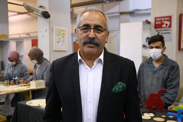 Eski ahşap sıralar şehit çocukları ve "özel çocuklar" için oyuncağa dönüştürülüyor