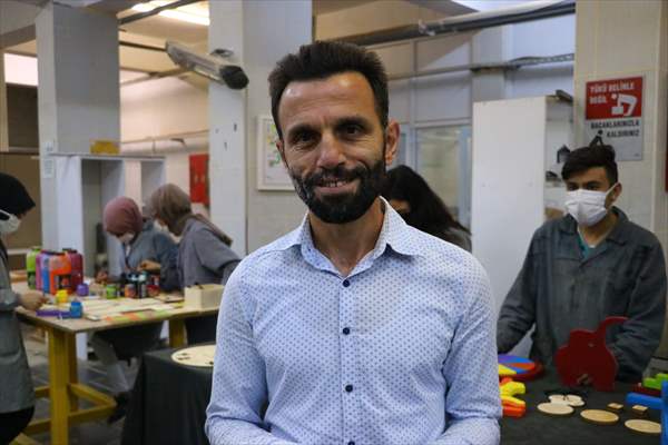 Eski ahşap sıralar şehit çocukları ve "özel çocuklar" için oyuncağa dönüştürülüyor