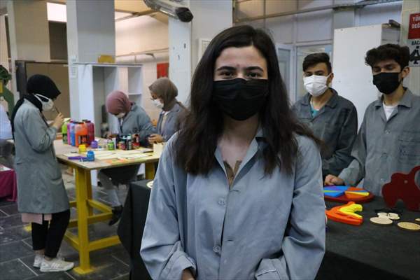 Eski ahşap sıralar şehit çocukları ve "özel çocuklar" için oyuncağa dönüştürülüyor