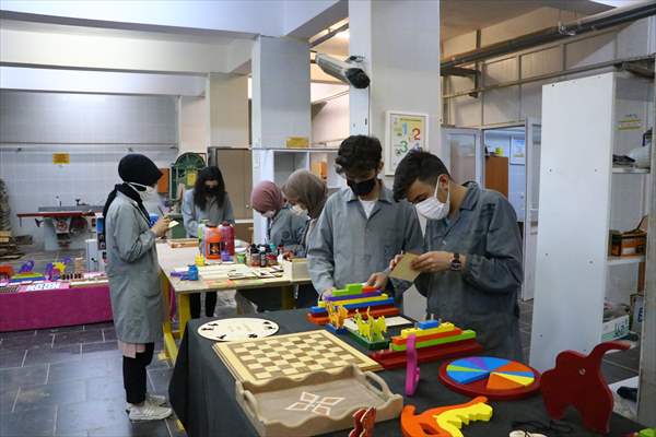 Eski ahşap sıralar şehit çocukları ve "özel çocuklar" için oyuncağa dönüştürülüyor