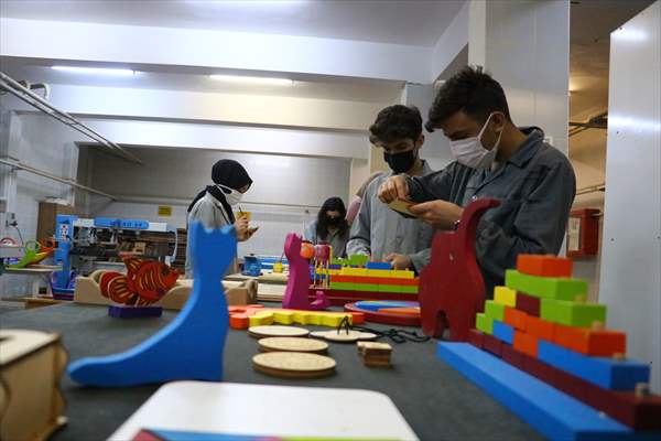 Eski ahşap sıralar şehit çocukları ve "özel çocuklar" için oyuncağa dönüştürülüyor