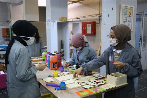 Eski ahşap sıralar şehit çocukları ve "özel çocuklar" için oyuncağa dönüştürülüyor