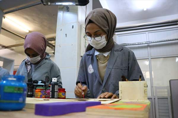 Eski ahşap sıralar şehit çocukları ve "özel çocuklar" için oyuncağa dönüştürülüyor