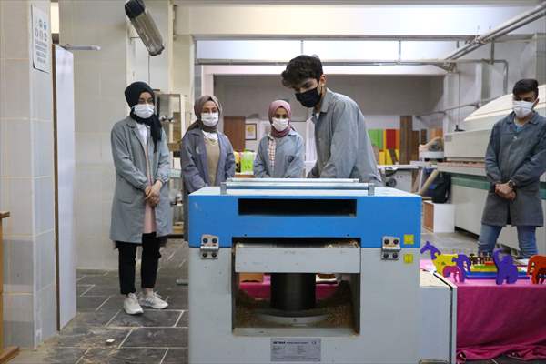 Eski ahşap sıralar şehit çocukları ve "özel çocuklar" için oyuncağa dönüştürülüyor