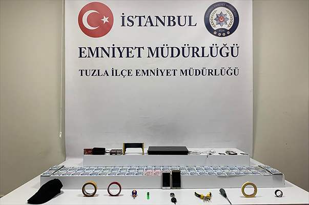 Tuzla'da ATM cihazına kopyalama aparatı yerleştiren zanlılar yakalandı