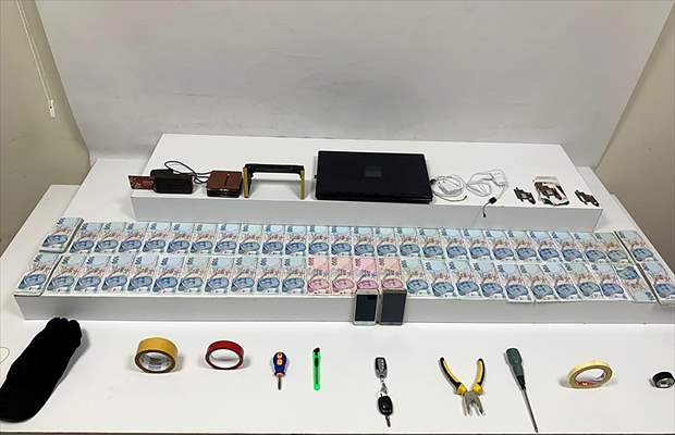 Tuzla'da ATM cihazına kopyalama aparatı yerleştiren zanlılar yakalandı