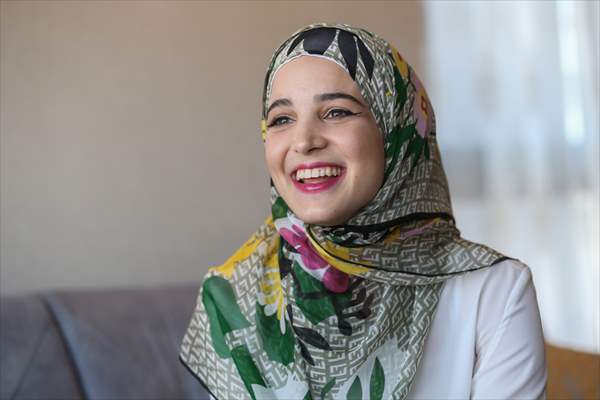 Suriye'deki iç savaştan kaçtı, Türkiye'de üniversiteyi birincilikle bitirdi