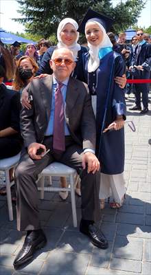 Suriye'deki iç savaştan kaçtı, Türkiye'de üniversiteyi birincilikle bitirdi