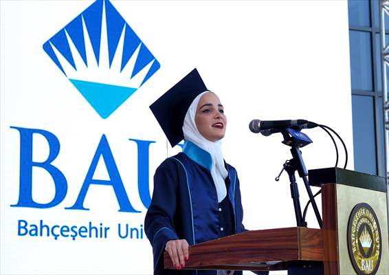 Suriye'deki iç savaştan kaçtı, Türkiye'de üniversiteyi birincilikle bitirdi