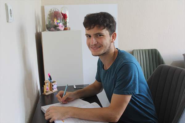 YKS'de YDT Rusça Türkiye birincisi tıp fakültesi öğrencisi Dursun, başarısını değerlendirdi