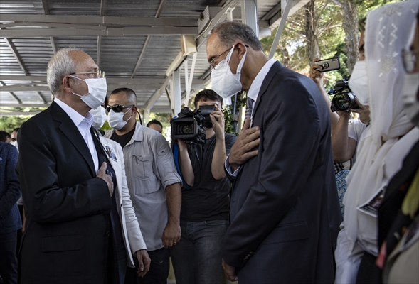 Eski Dışişleri Bakanı Turan Güneş'in eşi Nermin Güneş'in cenazesi toprağa verildi