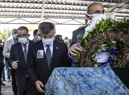 Eski Dışişleri Bakanı Turan Güneş'in eşi Nermin Güneş'in cenazesi toprağa verildi