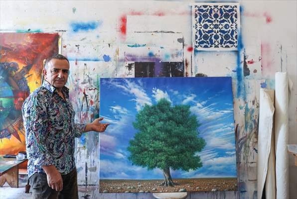 Ressam İsmail Acar, yanan ormanların ihyası için Bizim Dünyamız Vakfı'na eserini bağışladı