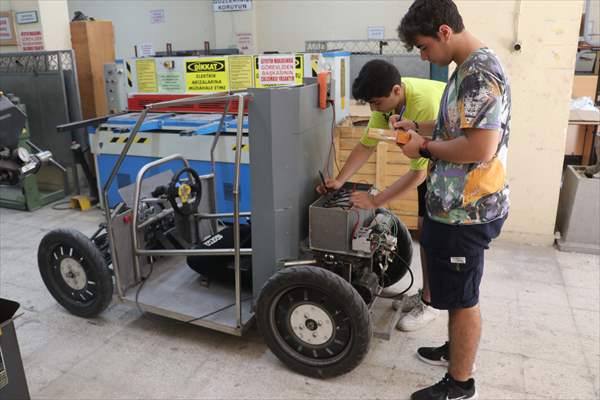 Adanalı öğrenciler, TÜBİTAK'ın elektrikli otomobil yarışmasında "Wolfmobil" ile derece hedefliyor