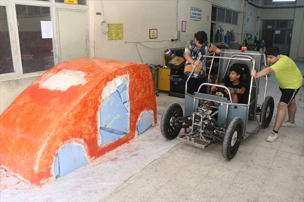 Adanalı öğrenciler, TÜBİTAK'ın elektrikli otomobil yarışmasında "Wolfmobil" ile derece hedefliyor