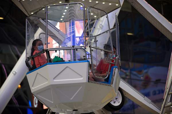 Times Square Ferris wheel opens