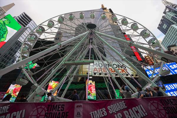 Times Square Ferris wheel opens