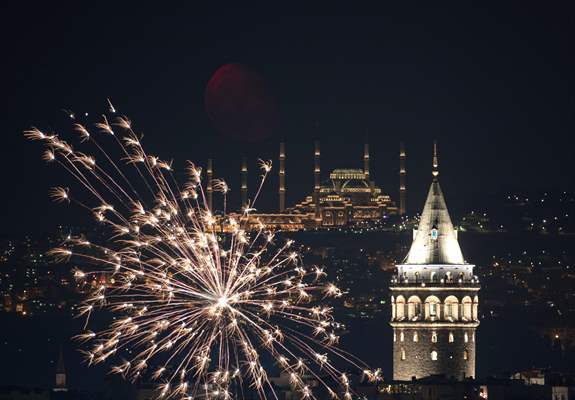 Half Moon appears in Istanbul