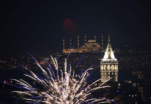 Half Moon appears in Istanbul