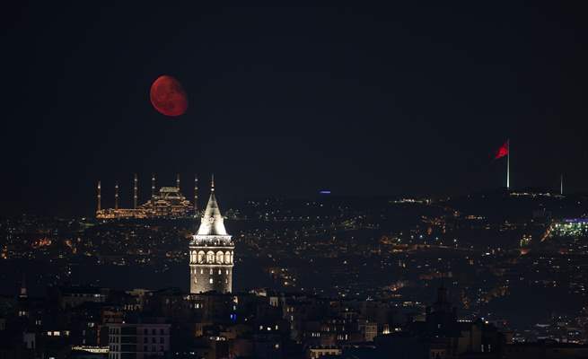 Half Moon appears in Istanbul