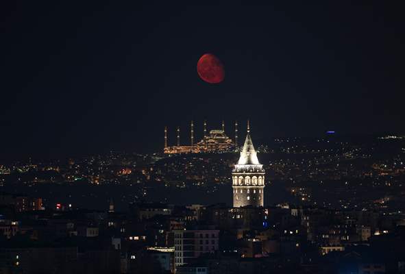 Half Moon appears in Istanbul