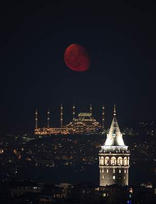 Half Moon appears in Istanbul
