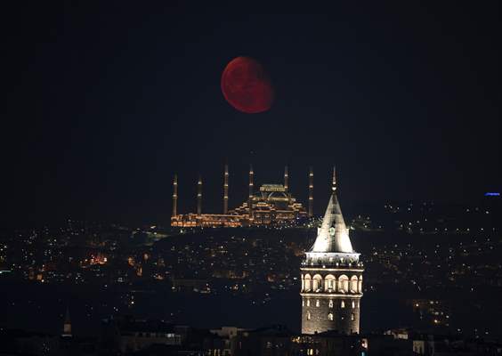 Half Moon appears in Istanbul