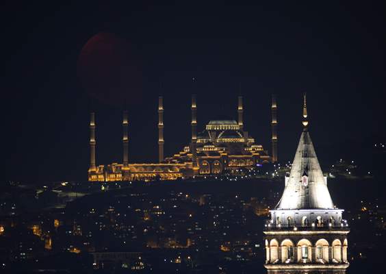 Half Moon appears in Istanbul