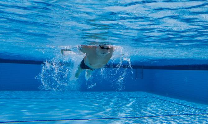 Günde 8 kilometre yüzen otizimli Artun, kulaçlarını milli forma için atıyor