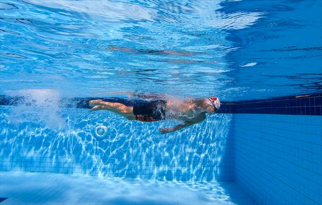 Günde 8 kilometre yüzen otizimli Artun, kulaçlarını milli forma için atıyor