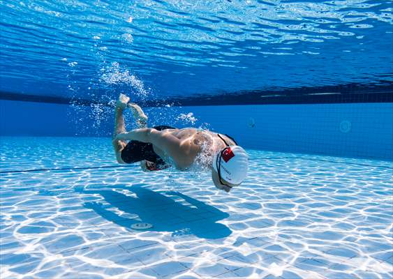 Günde 8 kilometre yüzen otizimli Artun, kulaçlarını milli forma için atıyor