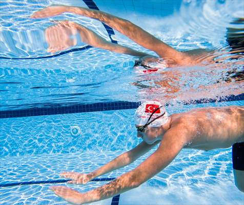 Günde 8 kilometre yüzen otizimli Artun, kulaçlarını milli forma için atıyor