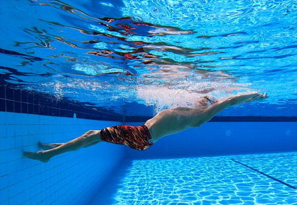 Günde 8 kilometre yüzen otizimli Artun, kulaçlarını milli forma için atıyor