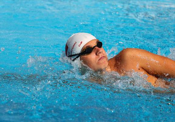 Günde 8 kilometre yüzen otizimli Artun, kulaçlarını milli forma için atıyor