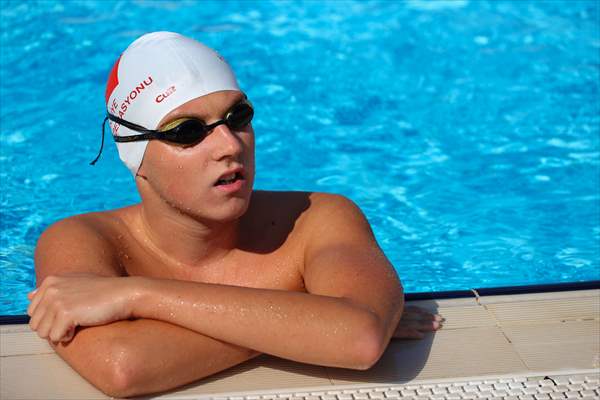 Günde 8 kilometre yüzen otizimli Artun, kulaçlarını milli forma için atıyor