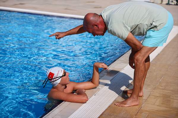 Günde 8 kilometre yüzen otizimli Artun, kulaçlarını milli forma için atıyor