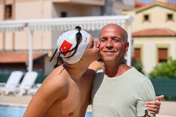 Günde 8 kilometre yüzen otizimli Artun, kulaçlarını milli forma için atıyor