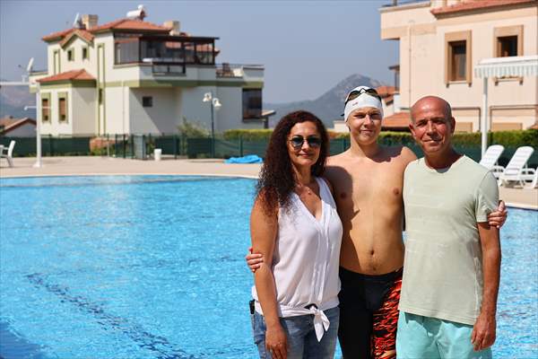 Günde 8 kilometre yüzen otizimli Artun, kulaçlarını milli forma için atıyor