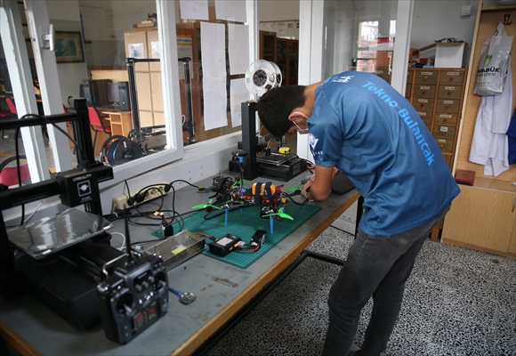 TEKNOFEST'te yarışan meslek lisesi öğrencileri İHA geliştirmek için iddialı
