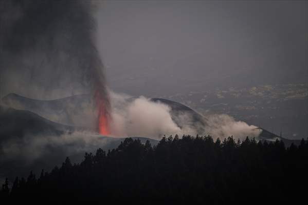 Cumbre Vieja volcano erupts in Spanish Canary Island of La Palma