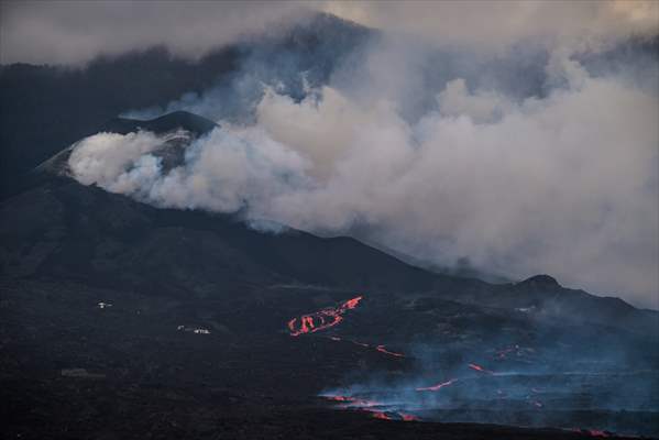 Cumbre Vieja volcano erupts in Spanish Canary Island of La Palma